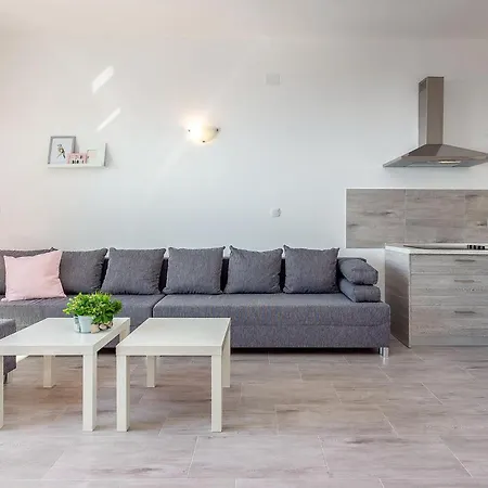 3 Bedroom Stunning In *