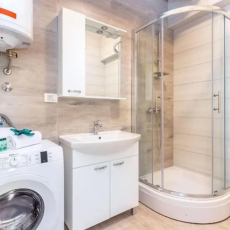 3 Bedroom Stunning In Apartment *