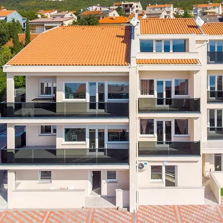 3 Bedroom Stunning In Apartment *